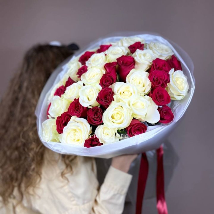 Букет из красных белых 45 роз в Петрозаводске