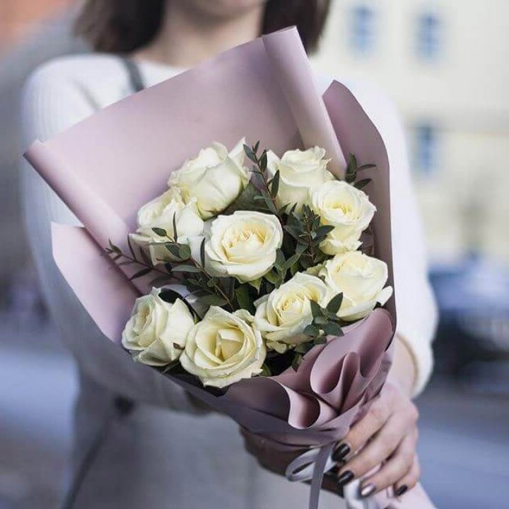 9 белых  роз "Минт" в Петрозаводске