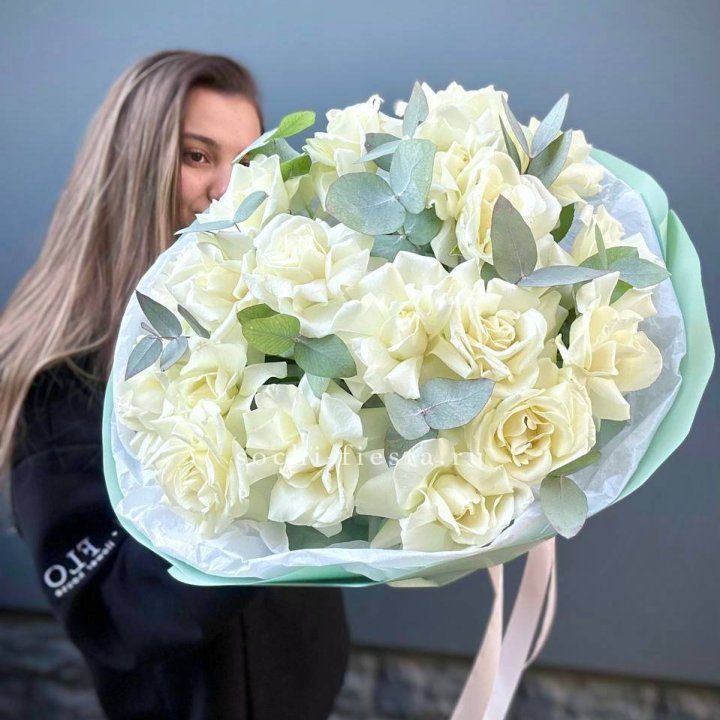 19 Белых французских роз "Ноте бьянке" в Петрозаводске