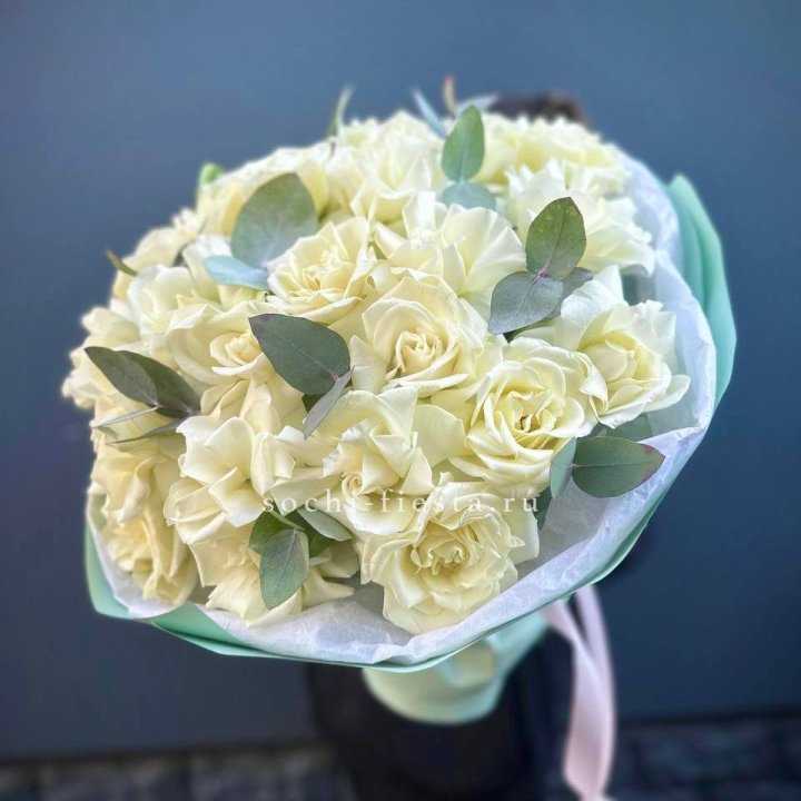 25 Белых французских роз "Ноте бьянка" в Петрозаводске