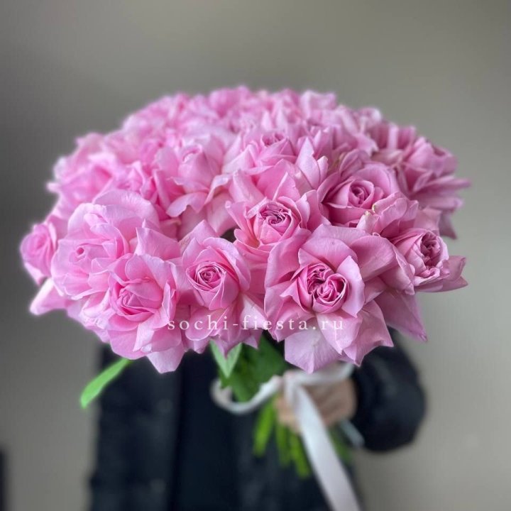 25 розовых французских роз в Петрозаводске