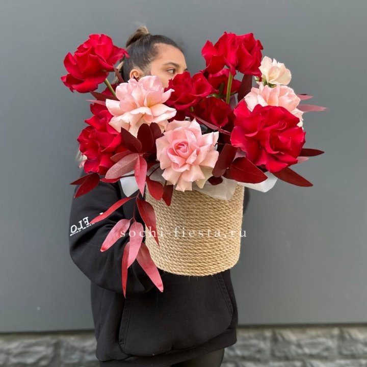 15 Французских роз в джутовом кашпо в Петрозаводске