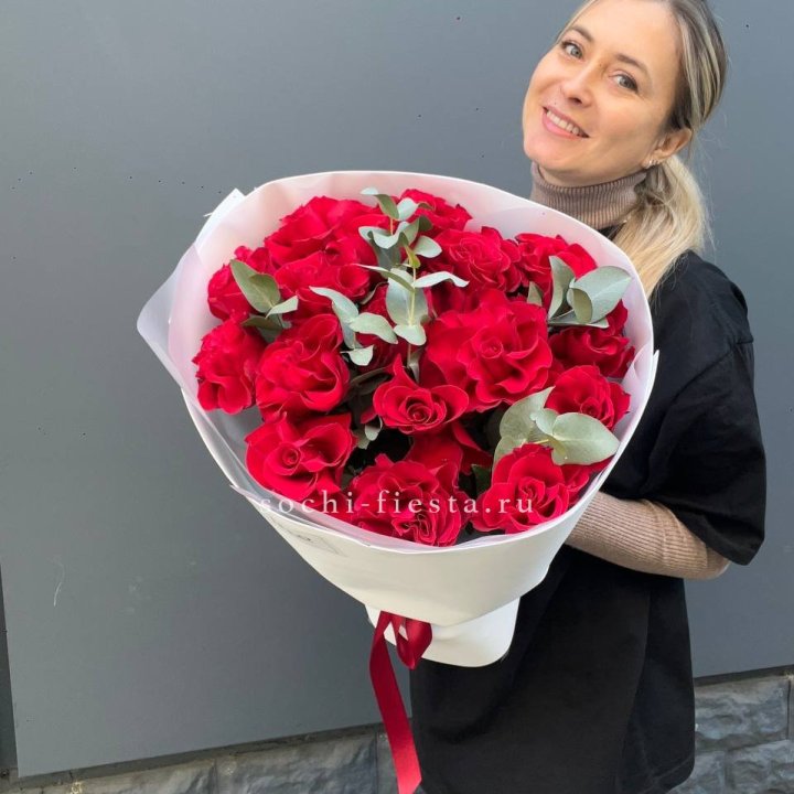 17 Красных французских роз в Петрозаводске