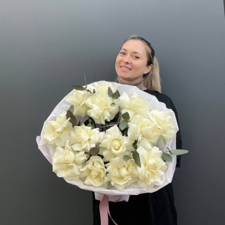 13 Белых французских роз Облако в Петрозаводске