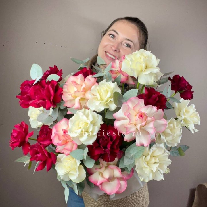 35 французских роз микс в джутовом боксе в Петрозаводске