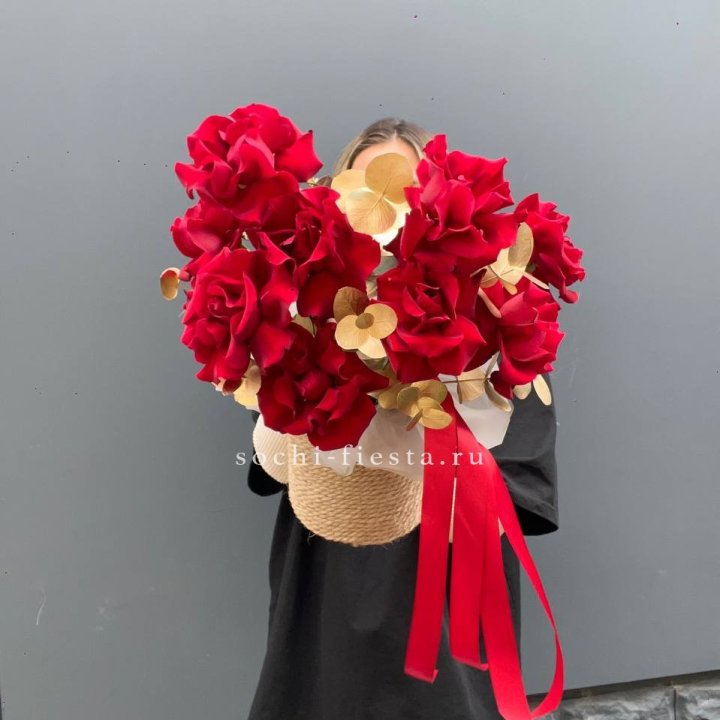 Красные французские розы в джутовом кашпо в Петрозаводске