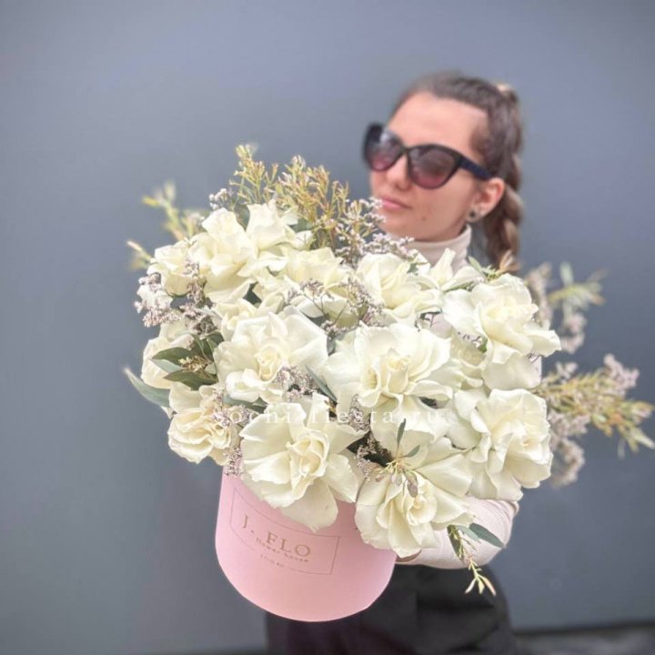 17 Французских белых роз в коробке Афина в Петрозаводске