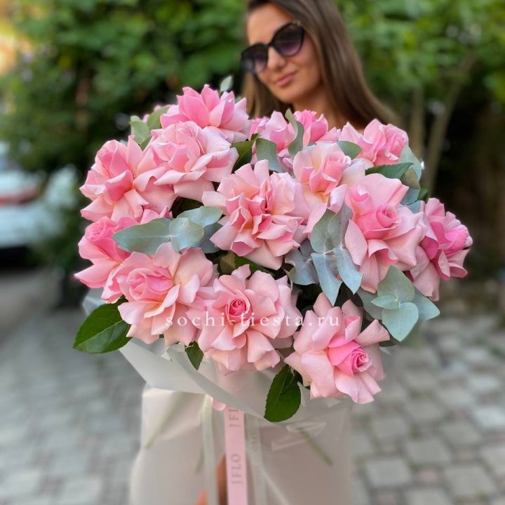 17 Розовых  французских роз в Петрозаводске