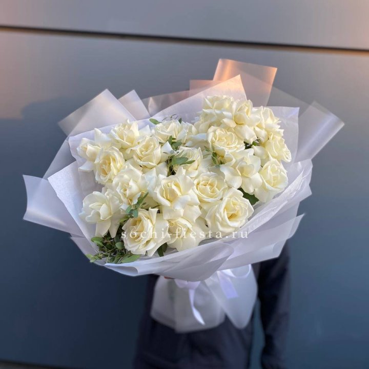 Пышный букет из белых роз в Петрозаводске