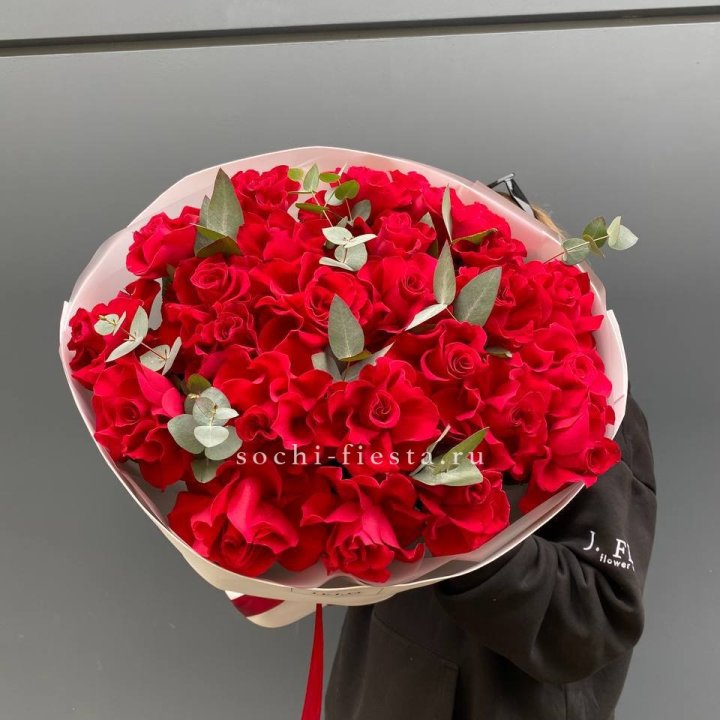 23 Красных французских роз в Петрозаводске