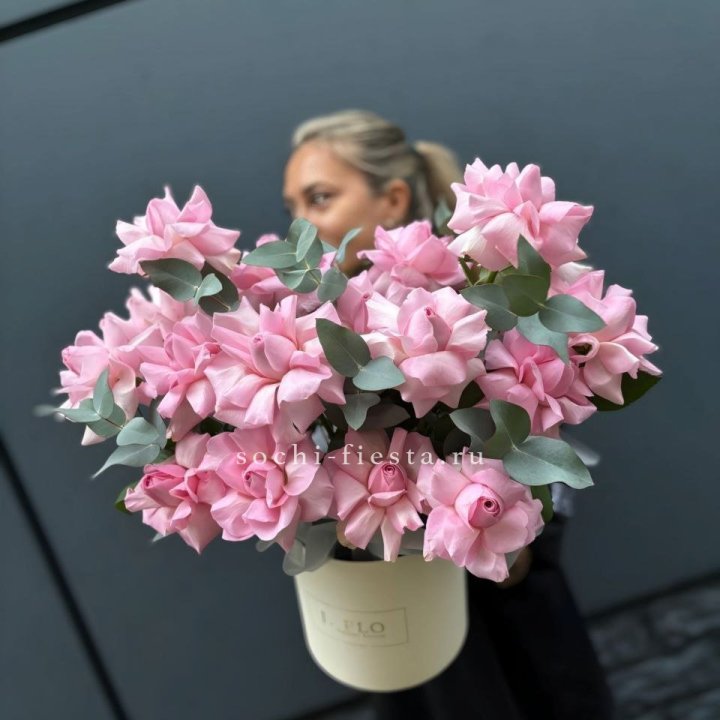 17 Розовых французских роз в боксе в Петрозаводске