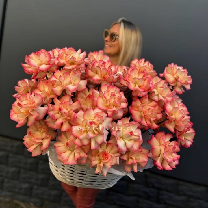 45 французских роз Джумилия в корзине в Петрозаводске