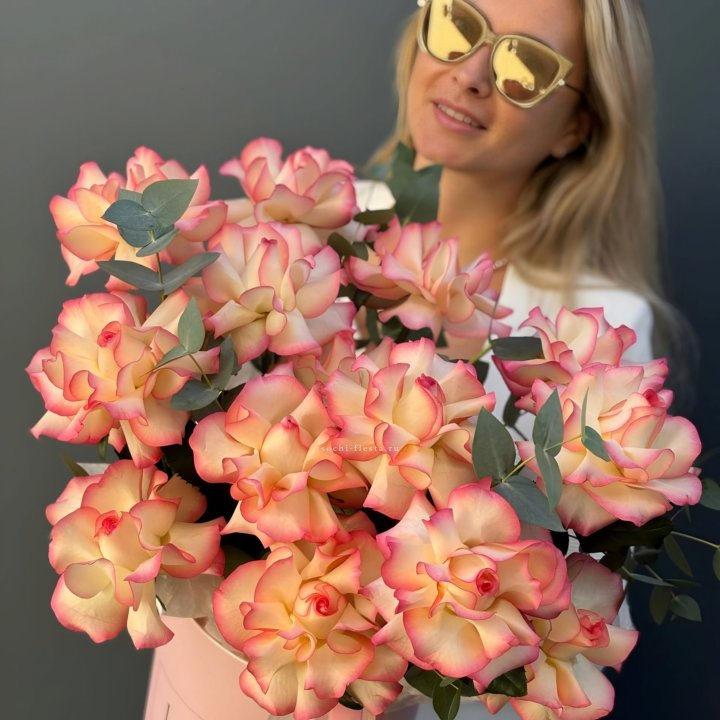 15 французских  роз Джумилия в боксе с доставкой в Петрозаводске