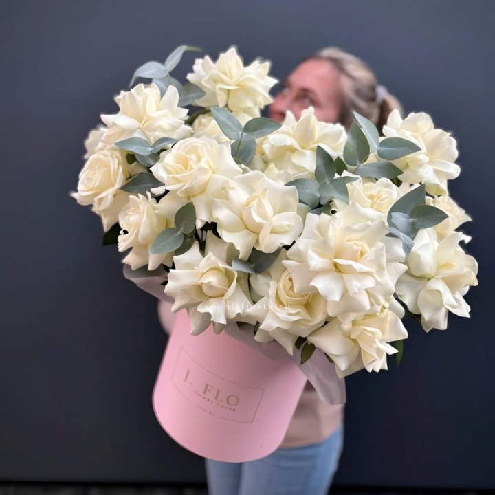 25 Французских белых роз в боксе в Петрозаводске