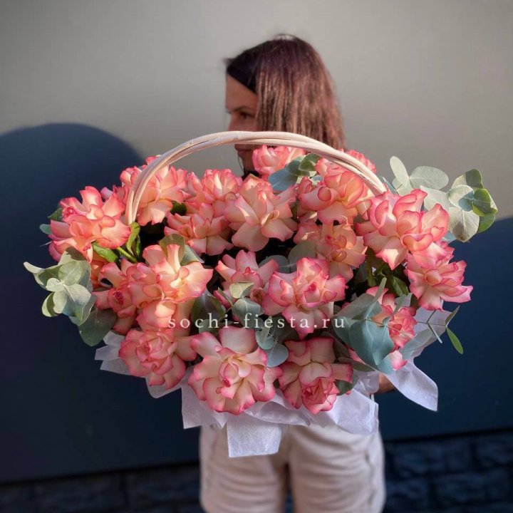 25 Французских роз Джумилия в корзине в Петрозаводске