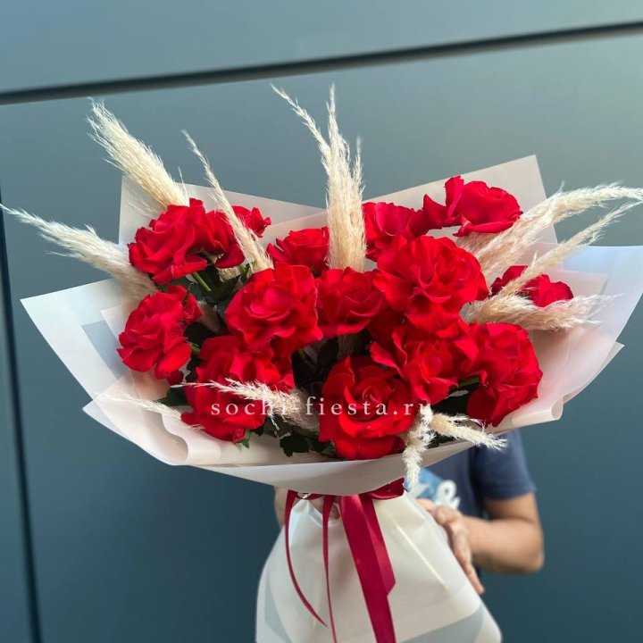 15 Красных французских розы в Петрозаводске