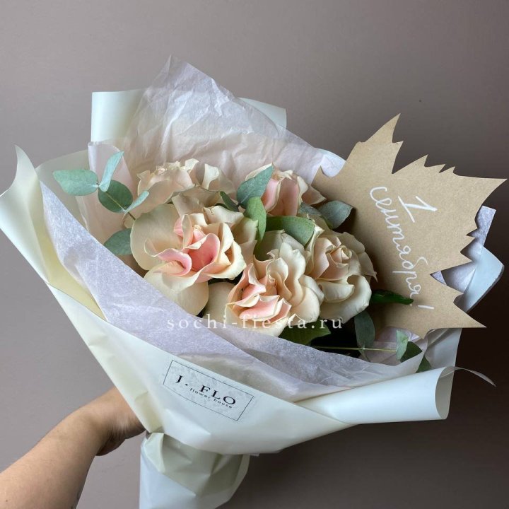 Букет кремовых роз к дню знаний в Петрозаводске