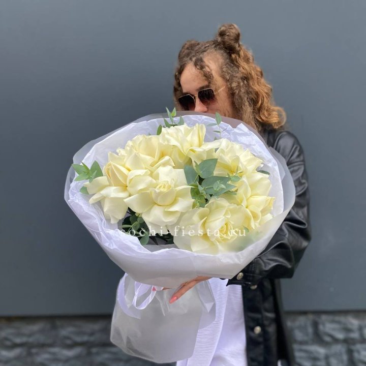 7 Белых французских роз  в Петрозаводске