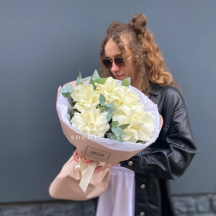 5 Белых французских роз в Петрозаводске