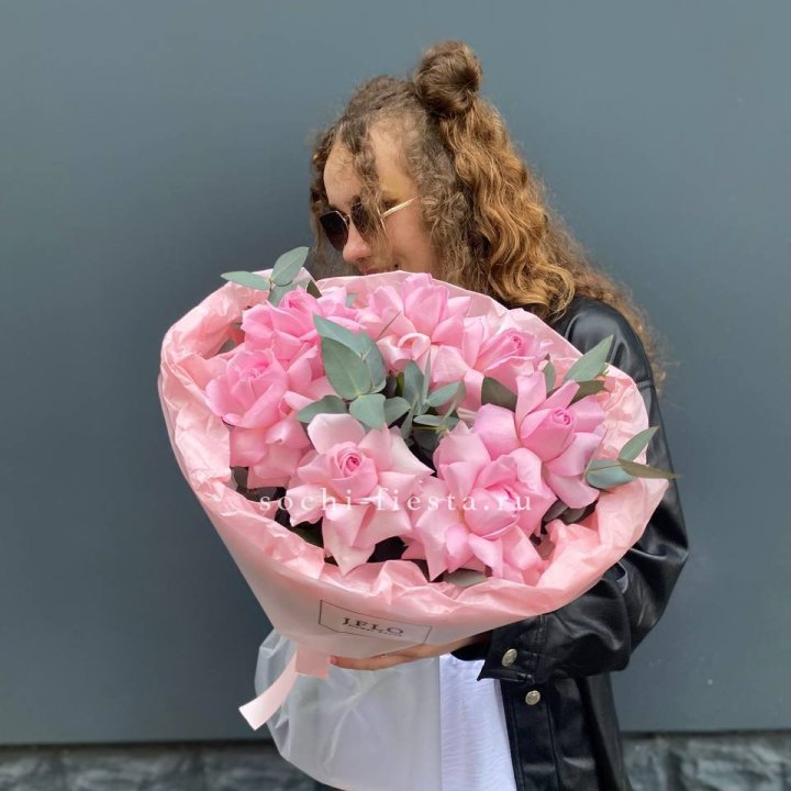 7 розовых роз в Петрозаводске