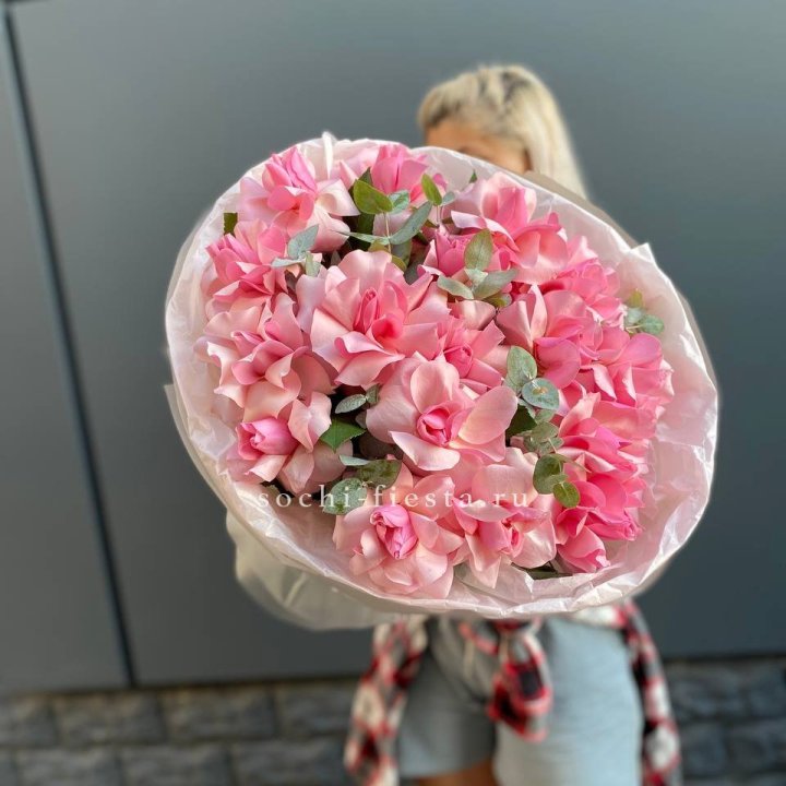 17 розовых роз в Петрозаводске