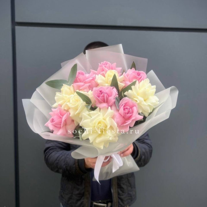 11 бело-розовых роз с доставкой в Петрозаводске