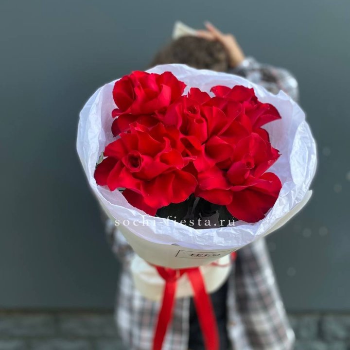 5 французских красных роз в Петрозаводске