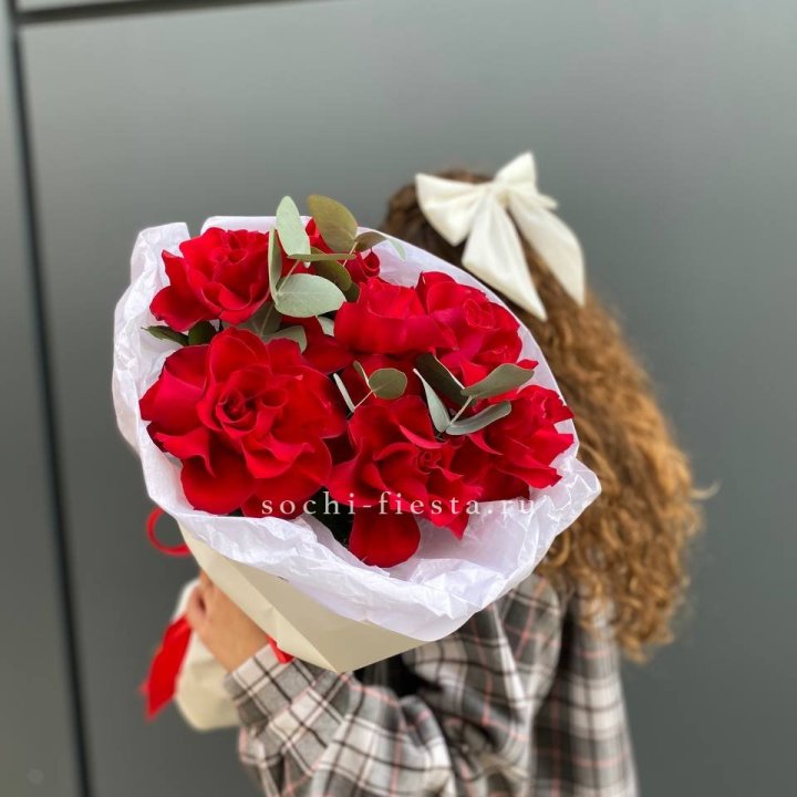 7 красных французских роз в Петрозаводске