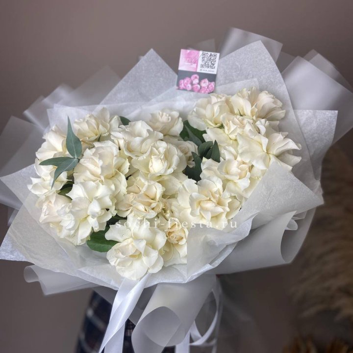 21 французских роз с эвкалиптом в Петрозаводске