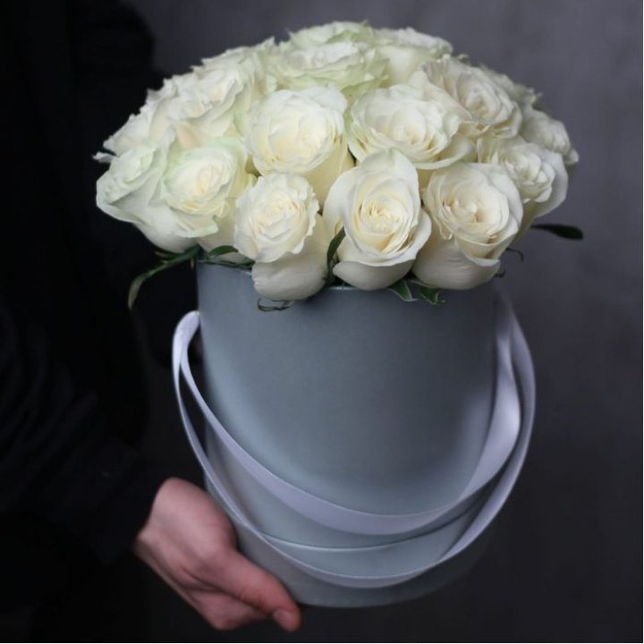 15 белых роз в цилиндре в Петрозаводске