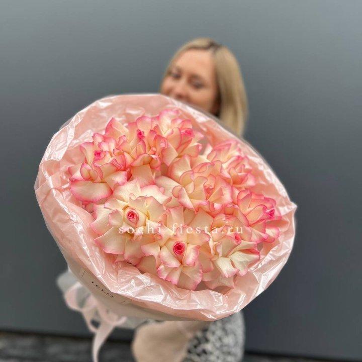 9 французских роз Джумилия в нежном оформлении в Петрозаводске