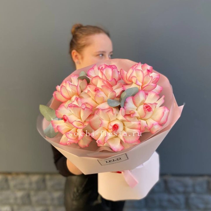 7 французских роз Джумилия с доставкой в Петрозаводске