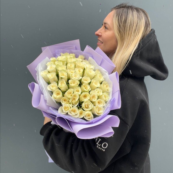 51 белая кенийская роза в оформлении в Петрозаводске