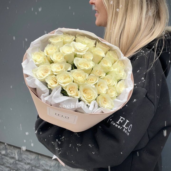 31 белая роза в оформлении в Петрозаводске