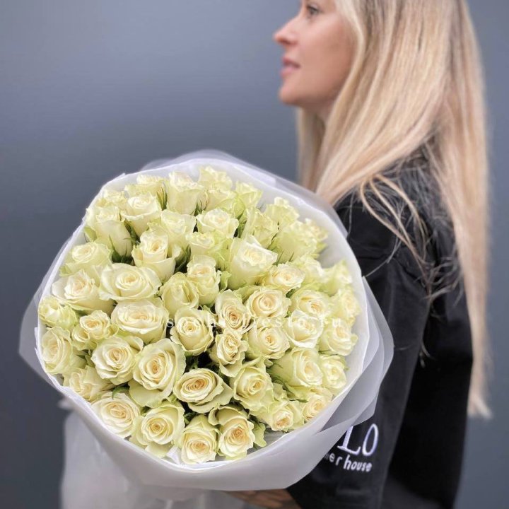 Воздушный букет из 51 белой кенийской розы в Петрозаводске