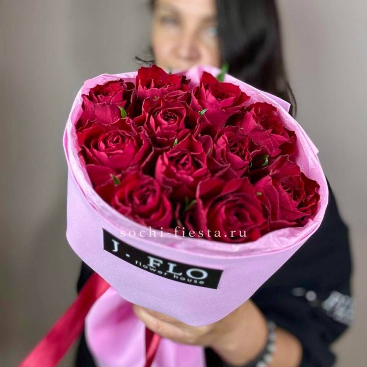 11 красных роз мадам ред в Петрозаводске