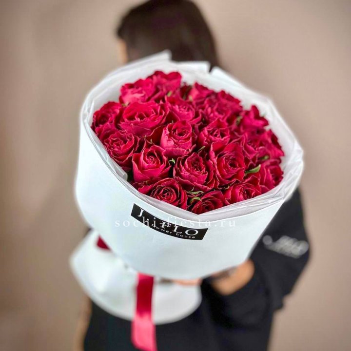 Букет красных роз мадам ред в Петрозаводске