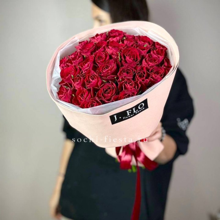 35 кенийских роз в Петрозаводске