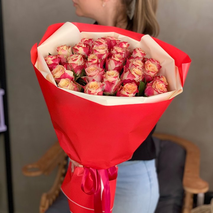 Букет роз Chapeau в Петрозаводске