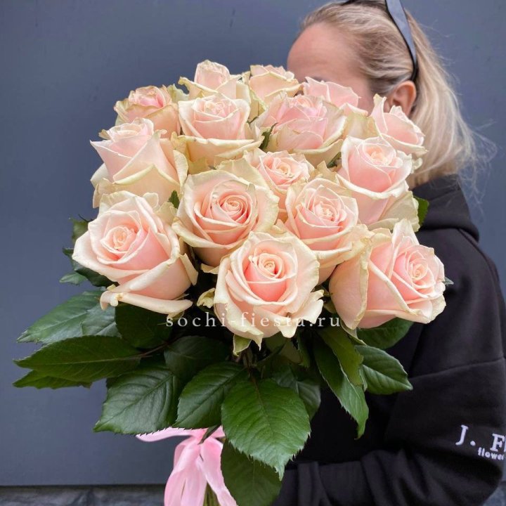 15  кремовых высоких роз с доставкой в Петрозаводске