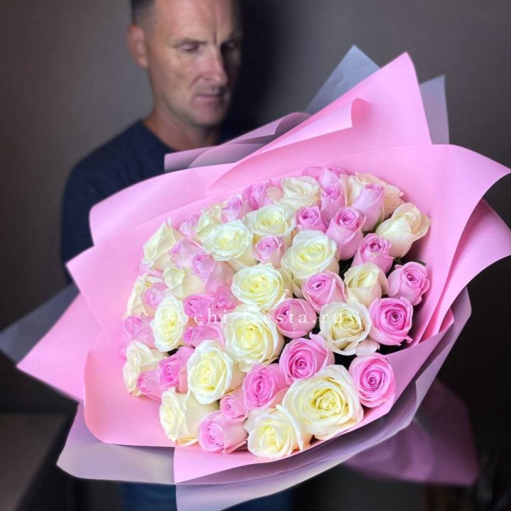 51 белых и розовых роз в Петрозаводске