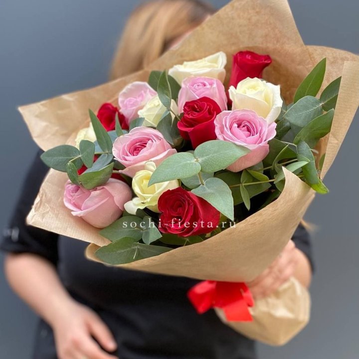 Букет из 15 роз с эвкалиптом в Петрозаводске