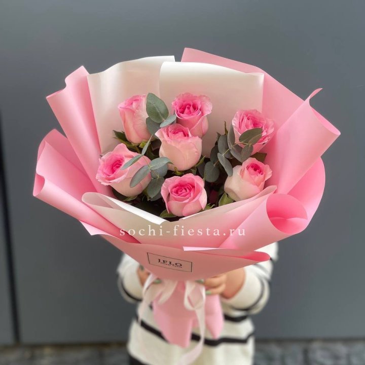 7 роз с эвкалиптом в Петрозаводске