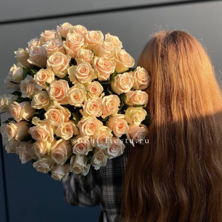 Охапка кремовых роз в Петрозаводске