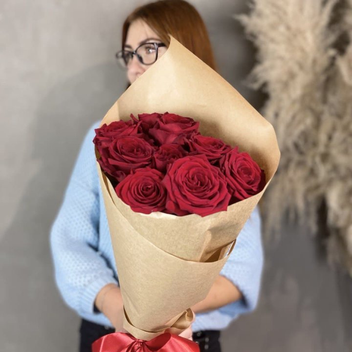 9 красных роз в крафте в Петрозаводске