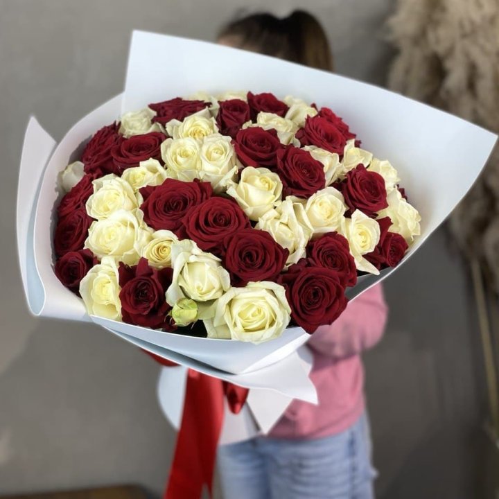 51 красная и белая роза в Петрозаводске