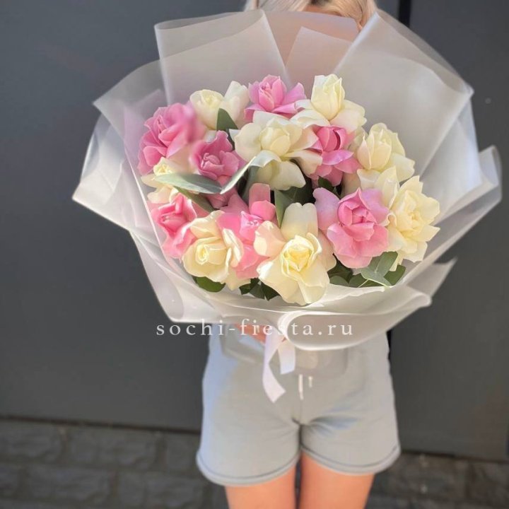15 бело-розовых роз в Петрозаводске