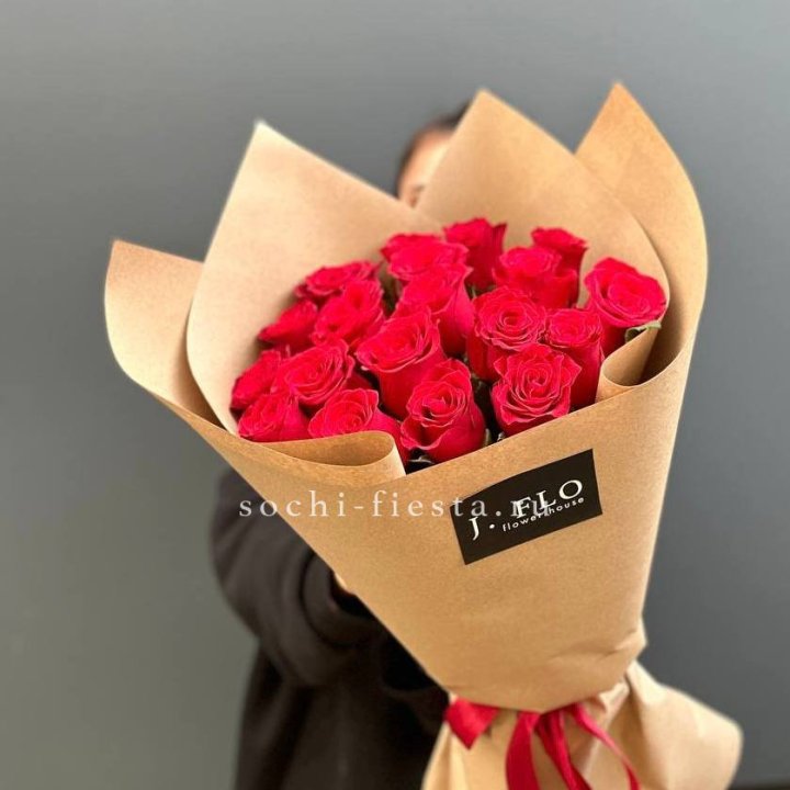 19 красных роз в крафте в Петрозаводске