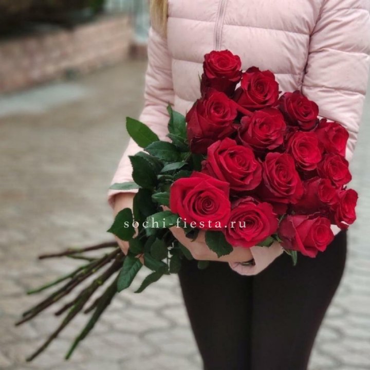 15 высоких красных роз в Петрозаводске