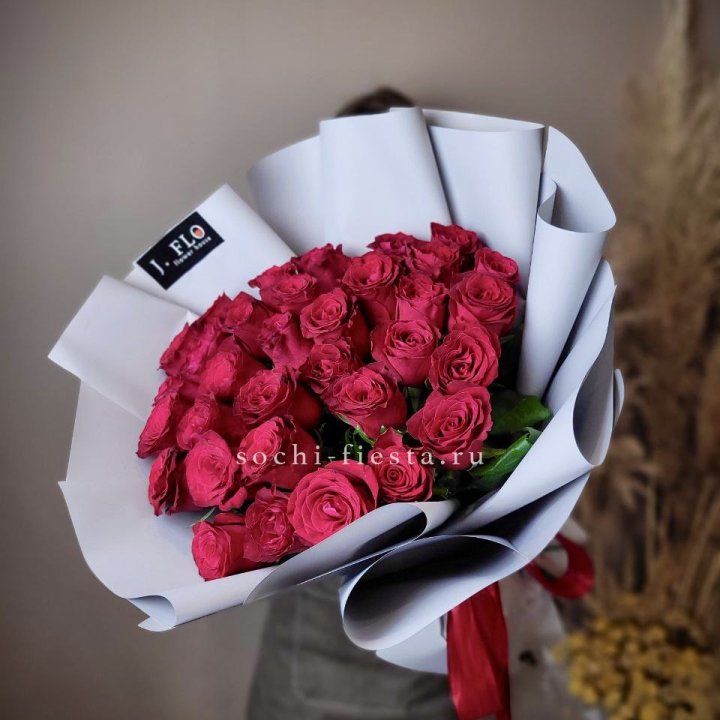 Красные розы 33 шт в Петрозаводске